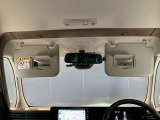 バニティーミラーも付いてます☆お出かけの際にエチケットチェックに嬉しい装備です☆