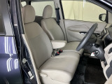 【ベンチシート】運転席と助手席の移動もスムーズ!狭い駐車場での乗り降りや、お子様の乗り降りにも便利です。座席の間にコンソールボックスやドリンクホルダーがないため、車内空間が広く感じます。
