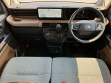 運転席まわりは機能的にまとまっています。足元が広々のインパネATです♪