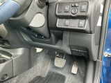 駐車ブレーキは手動式です