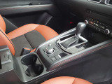 CX-5のシフト周りは、手になじむシフトノブと洗練されたデザインが魅力的です。直感的な操作性とダイレクトなシフトフィーリングで、走る歓びを高めます。上質な雰囲気を、ぜひ店頭でお確かめください。