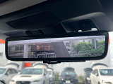 【スマートリヤビューミラー】後席の大きな荷物や同乗者で後方が確認しづらい時でも安心!カメラが撮影した車両後方の映像をルームミラー内に表示。クリアな視界で状況の確認が可能です!