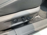 【運転席パワーシート】車の運転席の位置や角度を電動で調節が可能です。レバーを引っ張ったり手で力を入れたりせず、スイッチを軽く押すだけで、自分にぴったりの位置に細かく合わせられます。