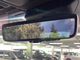 【デジタルインナーミラー】後席の大きな荷物や同乗者で後方が確認しづらい時でも安心!カメラが撮影した車両後方の映像をルームミラー内に表示。クリアな視界で状況の確認が可能です!