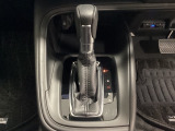 「e:HEV」は、モーター走行を中心にしながら電気エネルギーやエンジン動力を最も効率よく使い分けることができる賢いハイブリッドシステムです。サイドブレーキはスイッチ操作の電子制御パーキングブレーキです