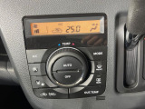 【オートエアコン】一度お好みの温度に設定すれば、車内の温度を検知し風量や温度を自動で調整。暑い&hellip;寒い&hellip;と何度もスイッチ操作をする必要はありません。快適な車内空間には必須の機能ですね♪