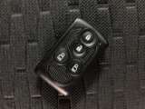 スマートキーを装備しています☆カギをカバンやポケットに入れて頂いた状態でドアロックの開閉やエンジンスタートをして頂けますよ!とても便利な装備です!