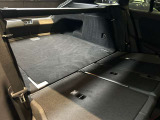 ゆったりとしたトランクルームでございます。たくさんのお荷物の車載が可能でございます。