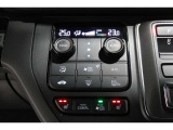 運転席と助手席の温度設定の変更が可能な左右独立タイプのデュアルエアコンです♪♪♪暑がりな人・寒がりな人も誰もが車内を快適にお過ごしいただけます♪♪♪