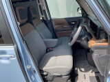 フロントシートにはセンターアームレスト付き、長時間の運転で疲れた腕を乗せてください。