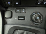 4WDモードセレクトスイッチ「NORMAL、GRAVEL、TRACK」の3つの制御モードから選択できます。ドライブモードセレクトは走行シーンやドライバーの気分に合わせて走りのテイストを選択できます。