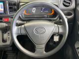 インテリアに合わせたデザインのステアリングは、運転される方のことも考え、運転しやすい形状、大きさです。是非一度、実際に触ってお確かめください。