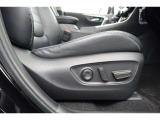 運転席にはパワーシートが付いております。パワーシートは指先1つで操作出来るためチカラの弱い女性の方でもシートに座ったまま操作出来ます♪