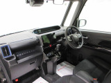 ダイハツのお店では、ダイハツ車を知り尽くしたプロフェッショナルが、専用の診断機器を使って各システムを点検しております。