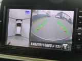 自車を真上から見下ろすように映し出すので周囲の状況が分かるアラウンドビューモニター搭載。フロントカメラとしても使用できます。車庫入れなど苦手な人の頼りになる助っ人です。