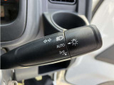 車外の明るさに応じでライトを点灯、消灯してくれるオートライト機能です☆お天気の良い昼間のトンネル走行などオートにしてると便利で安心です☆エンジン停止時にライトの消し忘れも無くなります☆