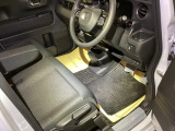【ベンチシート】運転席と助手席の移動もスムーズ!狭い駐車場での乗り降りや、お子様の乗り降りにも便利です。座席の間にコンソールボックスやドリンクホルダーがないため、車内空間が広く感じます。