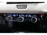 運転席と助手席の温度設定の変更が可能な左右独立タイプのデュアルエアコンです♪♪♪暑がりな人・寒がりな人も誰もが車内を快適にお過ごしいただけます♪♪♪
