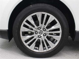 19インチアルミホイール(スーパークロームメタリック塗装)が装着されています。タイヤサイズ225/55R19