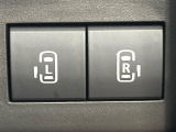【両側パワースライドドア】スマートキーや運転席のスイッチで後席両側スライドドアの開閉が可能♪電動だから力を入れてドアを開ける必要が無く、小さなお子様でも簡単に開け閉めでき快適です♪