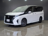 日産独自の「Vモーション」をさらに進化させた、存在感のあるフロントマスク。縦に3連並んだLEDヘッドランプが、先進的でシャープな印象を与えます。新世代セレナを象徴する、ダイナミックなデザインです。