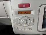 【オートエアコン】一度お好みの温度に設定すれば、車内の温度を検知し風量や温度を自動で調整。暑い&hellip;寒い&hellip;と何度もスイッチ操作をする必要はありません。快適な車内空間には必須の機能ですね♪