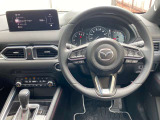 鮮やかなCX-5のコックピット。360&deg;ビューモニターを搭載し、安全確認もスムーズに行えます。ドライバー中心の機能的なレイアウトと高い質感が、快適なドライブを約束します。