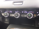 オートエアコンは左右席で独立温度コントロールが可能です。運転席はキンキンに冷やして助手席はマイルドにと言った設定が可能です☆暑さ寒さでケンカすることもなくなりますね♪