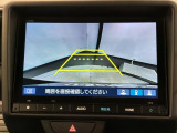 リバースギアに入れるだけで後方の表示へ切り替わります。夜間や雨の日の駐車も楽になりますよ。