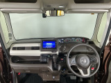 【前方視界】開放的な前方視界!運転がしやすく疲れにくいです♪窓が大きく、見通しがとっても良いおクルマですよ♪