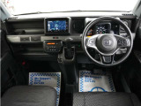 運転にかかわる様々な操作を安全に行えるように視点移動が少なく、操作性に配慮されたスイッチ類が凝縮されたコクピットです。