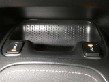 運転席と助手席には寒い時にうれしいシートヒーターが装備されてます。