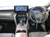 運転席周りのレイアウトをご覧ください。ナビゲーションが綺麗に装着されすっきり収まってますね!