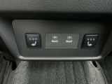 後席用USB電源です。リヤシートにもシートヒーターがあります。