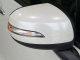 【電動格納ミラー】サイドミラーは電動格納式となっており、狭い駐車場でもキズがつくリスクを抑えられます。