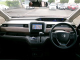 大きなフロントガラスで広々とした視界の運転席まわりです。