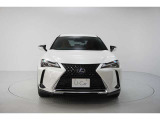 エクステリアは、一目でLEXUSとわかるスピンドルグリルを起点に、人が乗るキャビンの前後を大胆に絞り込んだ菱形のボディと力強く張り出したホイールフレアを融合させ、タイヤの存在を強調しています。