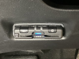 ハンドルの左下にETCがついています。高速道路の料金所の通過も楽々です。 カードの取り出しもしやすい場所についています。