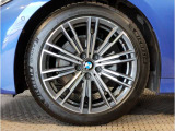 【BMWアロイホイル】軽量かつ強度に拘ったアロイホイル。走行性能ポテンシャルを引き出す設計。車の足元を引き締めてくれる大きなポイントはアロイホイルです。