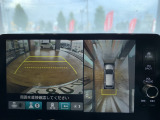 【マルチビューカメラ】複数のカメラ映像で車両周囲を確認可能。上方からの視点で死角を減らし、縦列駐車や狭い場所での運転も安心です。