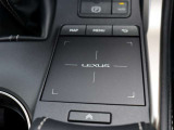 『1台』のお車に対して、3名体制で日々議論を重ね仕入れを行っております。