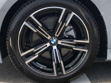 BMW純正18インチホイール。洗練されたデザインで、足元の個性を引き立てます。