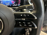 ステアリングボタンは、使いやすいデザインでございます。ステアリング付近のレバーや、ステアリングボタンで追従機能の操作も可能でございます。