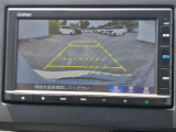 駐車時の安全確認をサポートするバックカメラも使用できます。インターナビで様々な情報を得ることもできます。