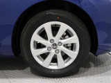 アルミホイールを装備、タイヤサイズは185/65R15です。