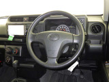 運転席まわりです。 各操作スイッチは使いやすい位置に配置されてます。