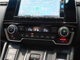 【オートエアコン】温度を設定すれば自動で快適な車内温度を保ちます。エアコン内部の高性能脱臭フィルターで車内のアレルゲンや花粉を除去。