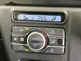 【オートエアコン】一度お好みの温度に設定すれば、車内の温度を検知し風量や温度を自動で調整。暑い&hellip;寒い&hellip;と何度もスイッチ操作をする必要はありません。快適な車内空間には必須の機能ですね♪