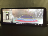 上からのビューと前方を映した状態です。黄色の補助線はステアリング操作と連動し、左右に動くことでクルマの進路を予測してくれます!