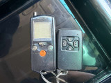 【スマートキー】カバンやポケットに入れたままでもドアの施錠・解錠が可能なスマートキーを装備。エンジンのオン・オフ時もカギを取り出す必要が無いからとっても便利です♪
